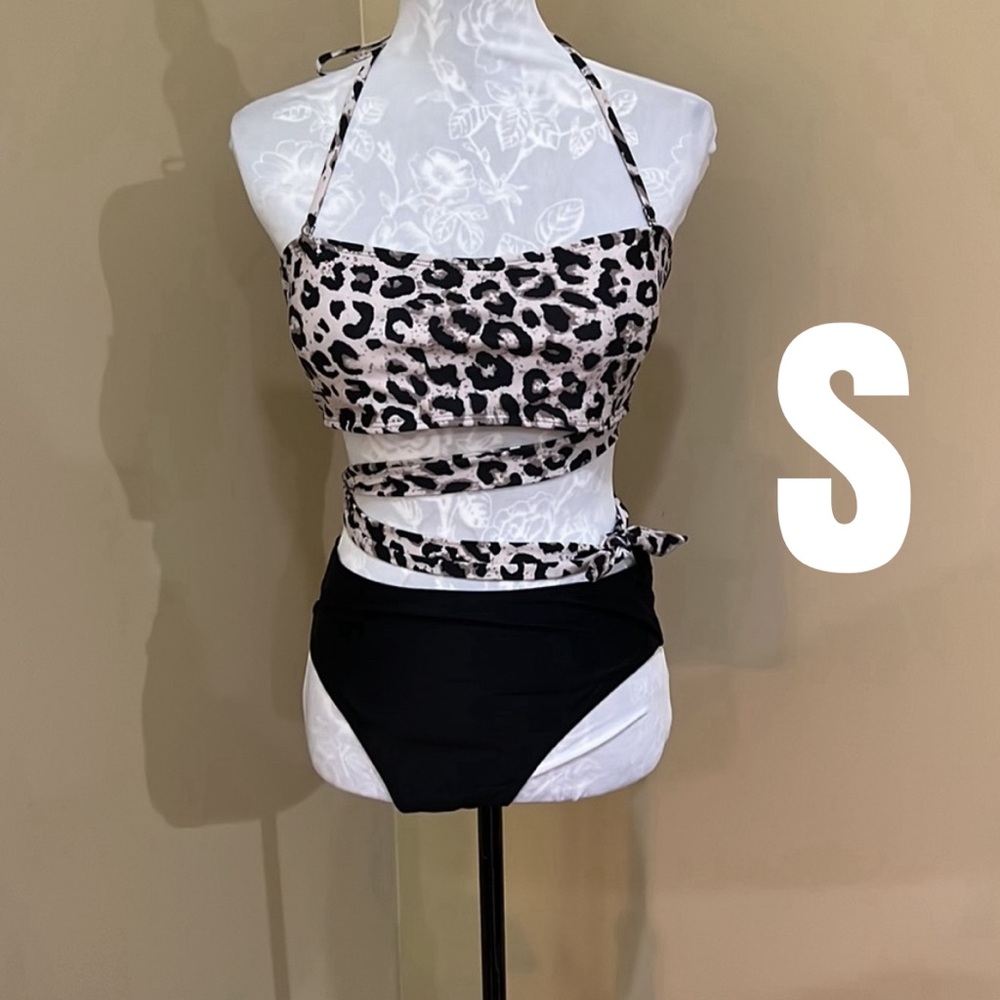 Leopard print wrap around top with black bottoms Small - Picture 7 of 7